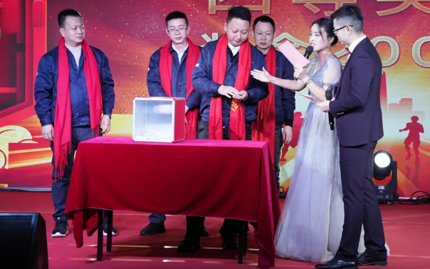 黄石98858vip威尼斯游戏2024年终晚会：凝心聚力，，，共创绚烂！